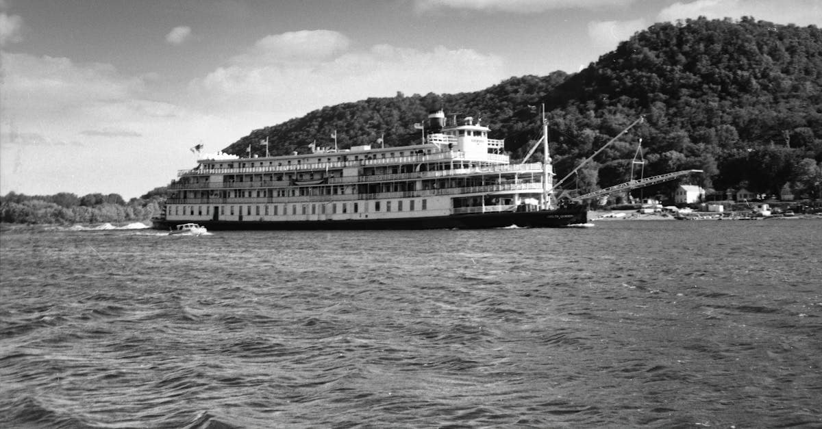 Cover Image for Exploring the Mississippi: River Cruise Packages for Seniors